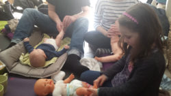 Apprendre à masser son bébé avec les ateliers Tikoala