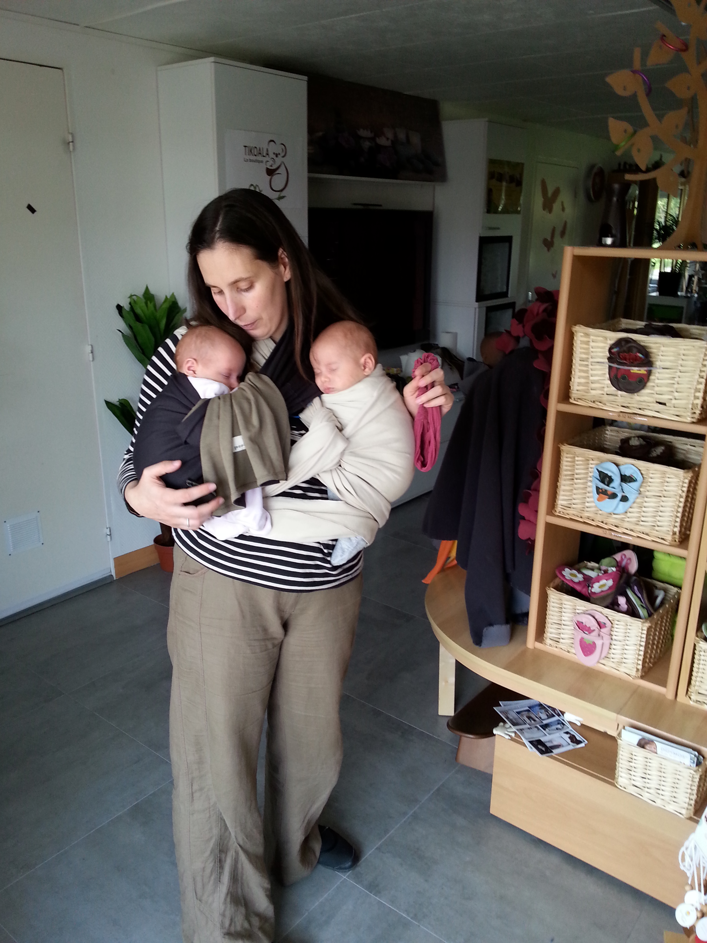 Apprendre à porter son bébé en écharpe : avec des jumeaux - Les ateliers  Tikoala : Les ateliers Tikoala